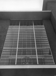 41892 Afbeelding van de glazen pui boven de ingang van het Stedelijk Gymnasium (Homeruslaan) te Utrecht.